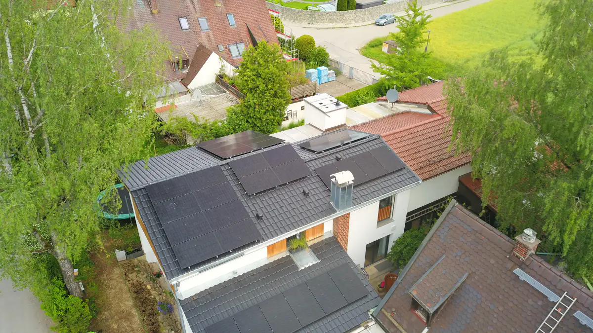 Saniertes Steildach mit Photovoltaikanlage aus der Vogelperspektive