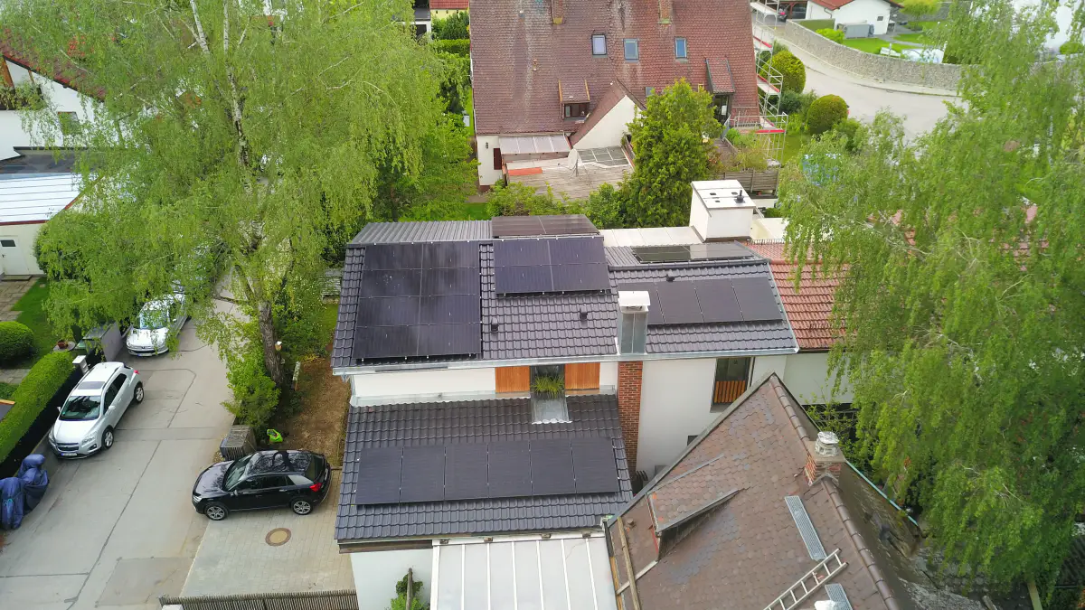 Saniertes Dach mit Photovoltaikanlage von der Straßenseite
