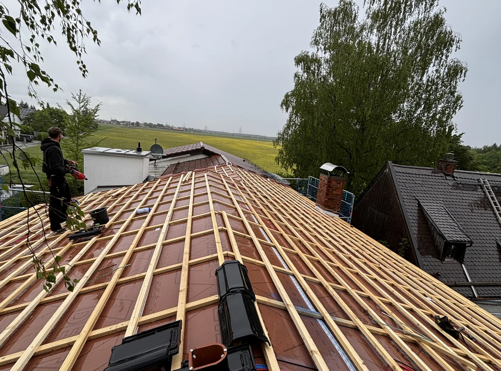 Dachlattung und Unterkonstruktion während der Ausführung