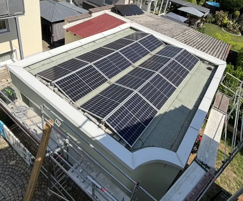 Fertiges Flachdach mit Attikaabdeckung und Photovoltaikanlage