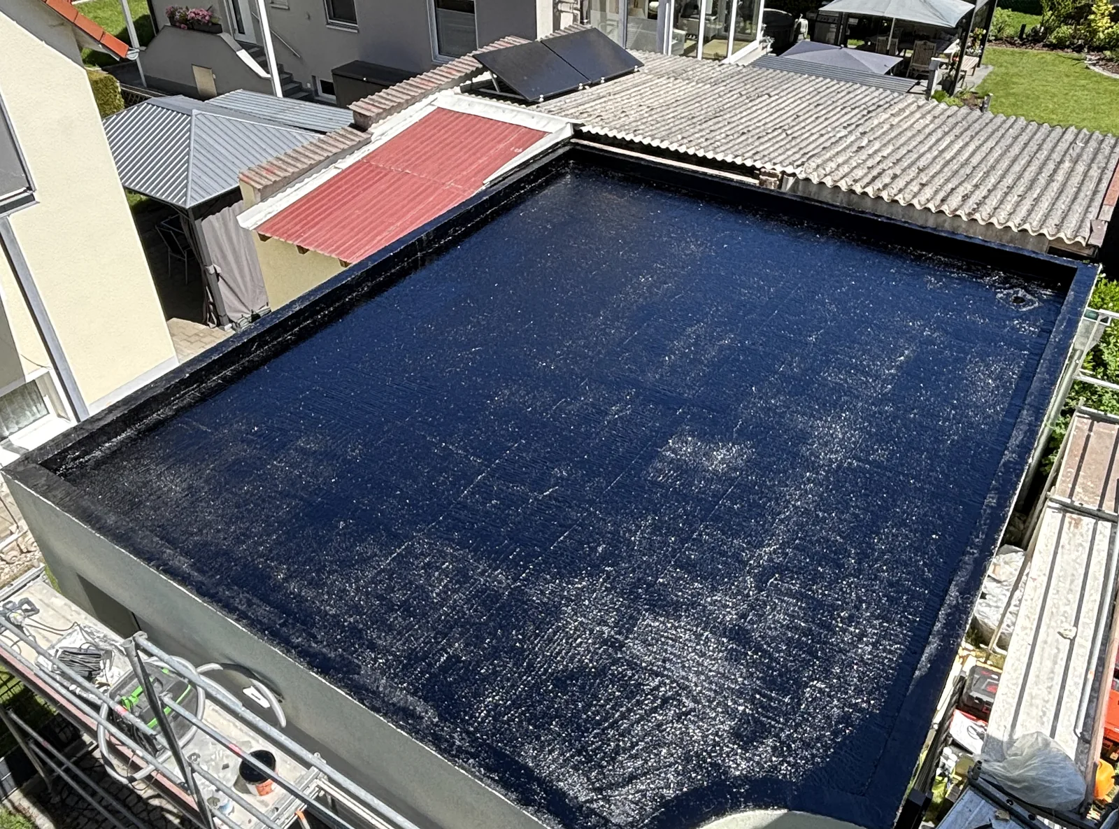 Fertig abgedichtetes Flachdach aus erhöhter Perspektive