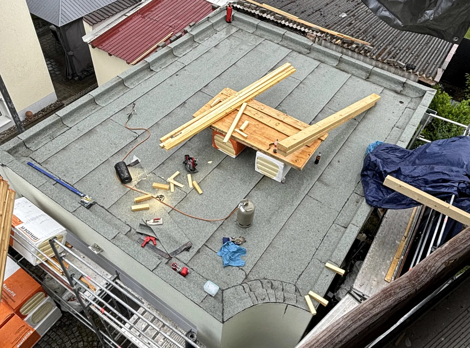 Flachdach-Baustelle mit laufender Ausführung